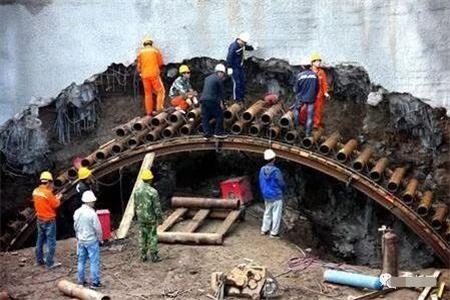 日喀则隧道钢花管支护案例